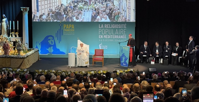 Le Pape François a conclu, dimanche 15 décembre 2024, le colloque organisé par le Cardinal François Bustillo, Evêque de Corse, sur « La religiosité populaire en Méditerranée » au Palais des Congrès d’Aiacciu en Corse. Photo CNI.