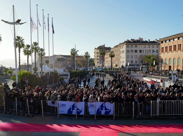 Plusieurs milliers de personnes se sont regroupés dans le centre-ville d'Ajaccio.