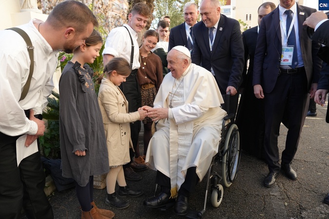 Le pape François dans les rues d'Aiacciu rencontre les enfants. Photo Paule Santoni.