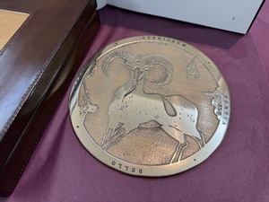 À l’occasion de sa visite à Ajaccio, la Collectivité de Corse a offert une médaille au Pape