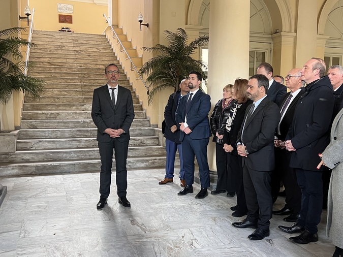 Jérôme Filippini, préfet de Corse et de la Corse-du-Sud, accompagné d'élus et de citoyens, observe une minute de silence dans le hall de la préfecture d'Ajaccio en hommage aux victimes du cyclone Chido qui a frappé Mayotte. (Photo: Elena Mas)