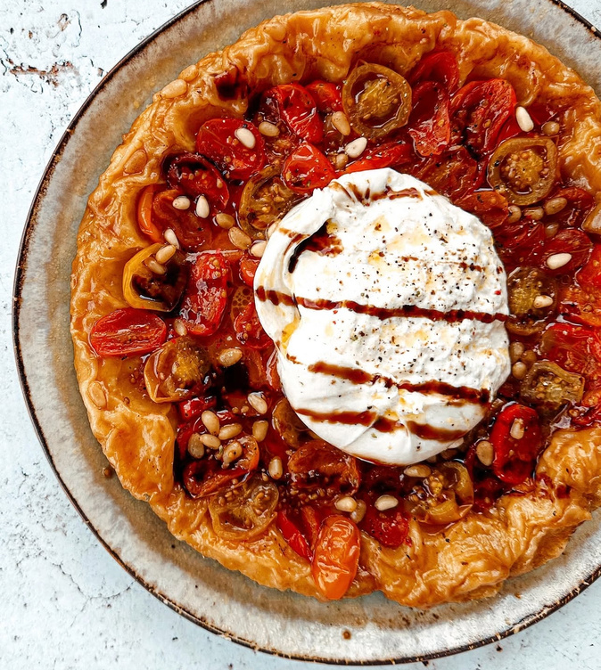  À table -Tarte Tatin aux tomates cerise, pignons et burrata avec #lapetitecuisinedemarie