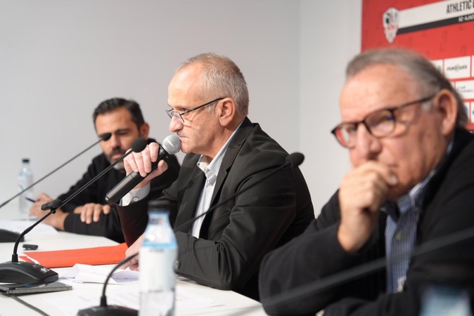 Les dirigeants ajacciens ont rencontré leurs supporters ce lundi soir au stade Michel Moretti.(photos Paule Santoni)