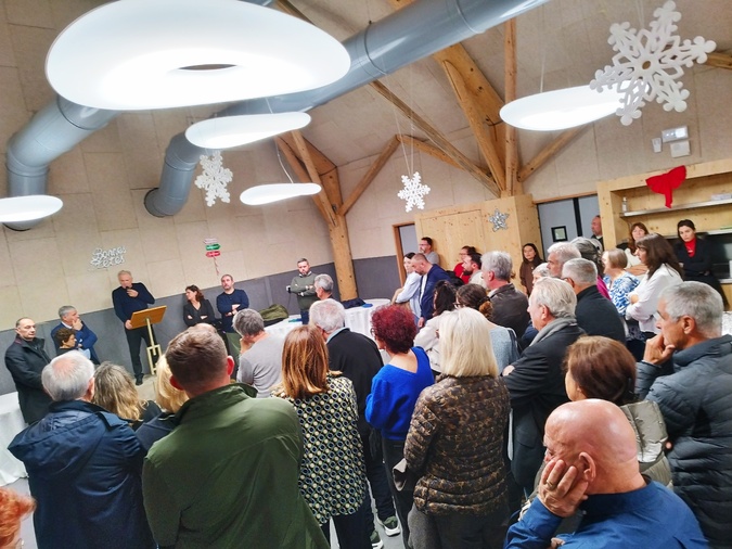 La mairie étant en travaux, la cérémonie des voeux a pris place dans la nouvelle cantine, construite avec du pin laricio de la forêt de l'Ospedale.