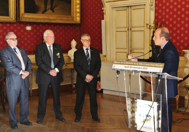 Remise de médaille de la Ville à Jean-Paul Martin, président général de la Société Nationale d’entraide de la Médaille Militaire (SNEMM)