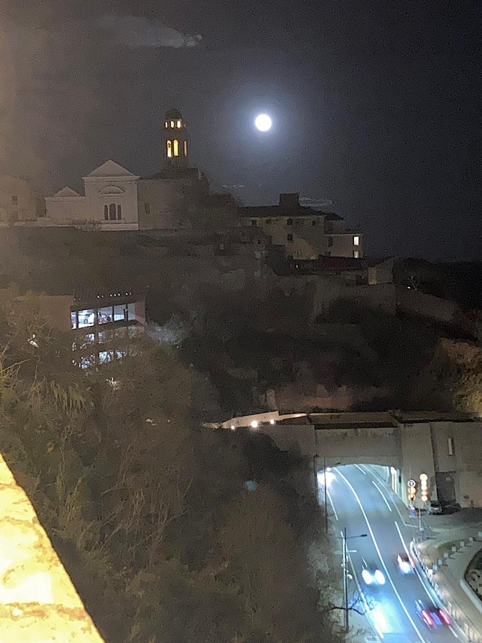 La photo du jour : le tunnel, le parking, le clocher et la lune