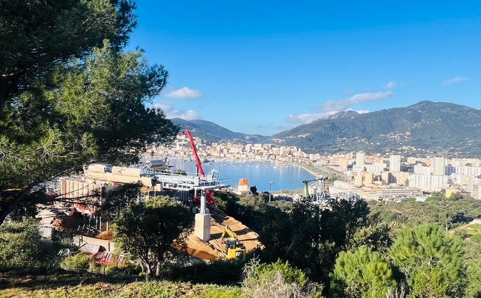 ​Ajaccio : un Super Puma pour héliporter les pylônes du futur téléporté Angelo