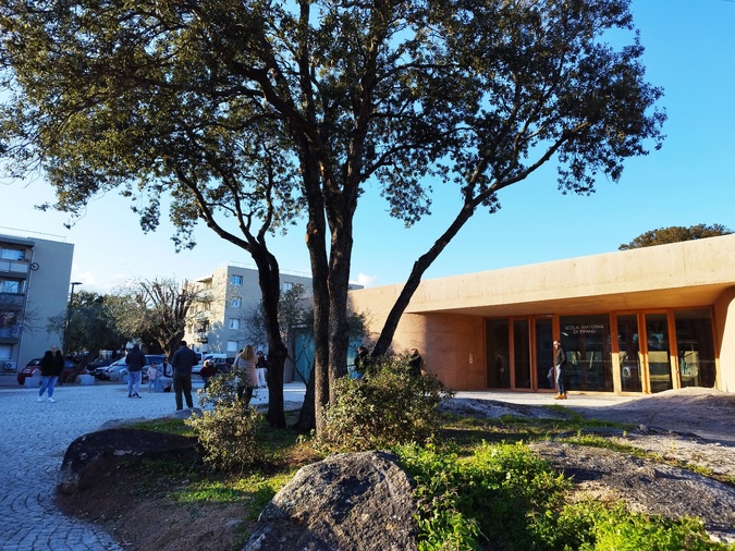 Devant la nouvelle école, une place a été aménagée pour devenir peut-être le nouvelle centralité du quartier de Pifano.