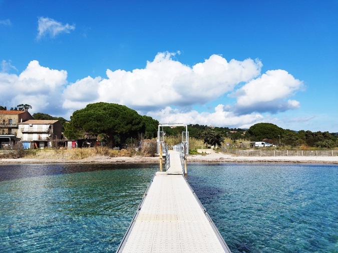 La piscine serait accessible via le ponton. Son emplacement précis reste à déterminer.