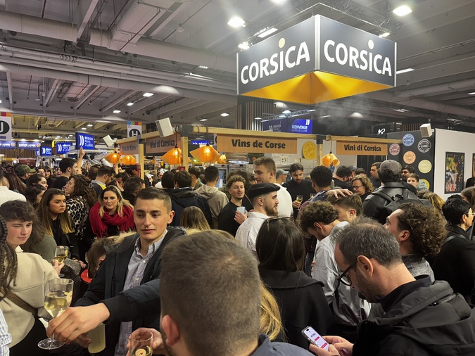 La foule devant le stand Corsica (Photo Livia Santana)