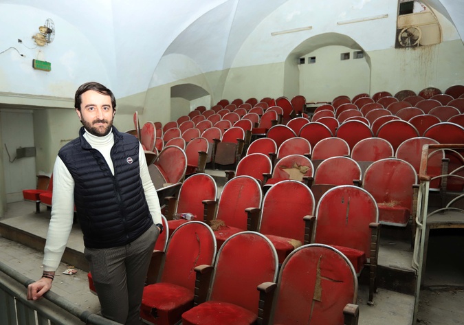 Marc-Antoine Campana vient de faire l'acquisition de l'ancien cinéma l'Aiglon. Son objectif est de le sauver de la ruine... (Photos Mario Grazi)