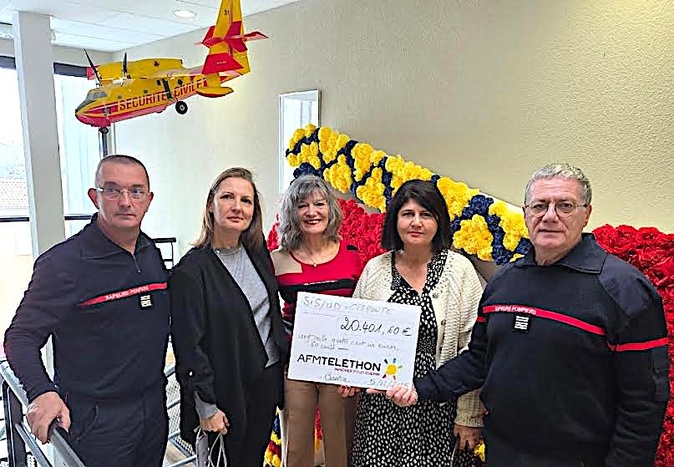 Devant la maquette du camion de pompiers décoré par des roses faites par le patronage de Saint-Joseph, le colonel Pierre Pieri (à droite), le lieutenant-colonel Thierry Nutti, Géraldine Vinciguerra et Jocelyne Tarallo (les chevilles ouvrières du SIS 2B pour le Téléthon) et Catherine Chateau-Artaud coordinatrice AFM Téléthon Haute-Corse