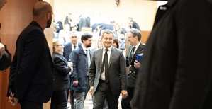 A la sortie de l'hémicycle de l'assemblée de Corse. Photo Paule Santoni.