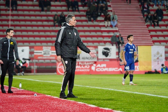 Titi Debès pouvait nourrir quelques regrets après la défaite de l'ACA à domicile face à Dunkerque (1-2) (photos Paule Santoni).