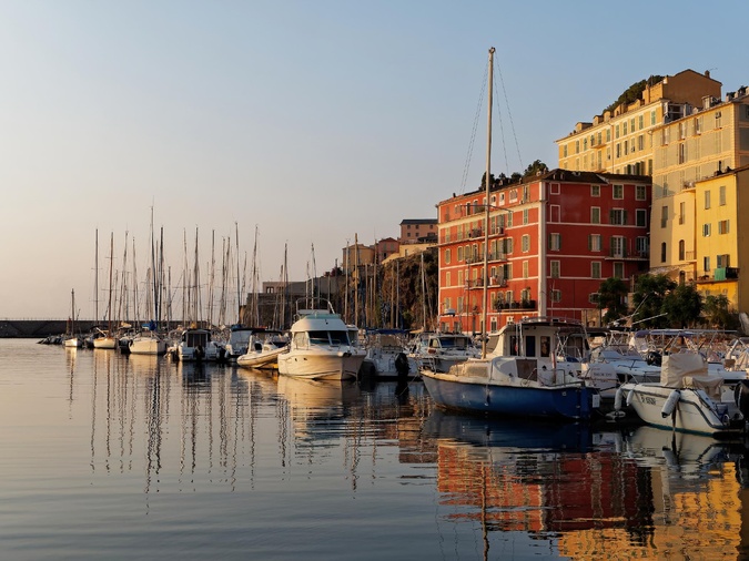 La photo du jour : Les façades colorées du Vieux-Port de Bastia