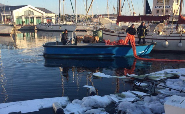 Un barrage flottant autour de l'épave qui a coulé (Photo Sdis 2B)