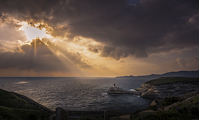 La photo du jour : le phare de la Madonetta de Bonifacio