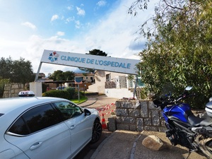 L'entrée de la clinique de l'Ospedale a été accidentée récemment, mais ça n'a rien à voir avec le chantier d'extension des urgences !