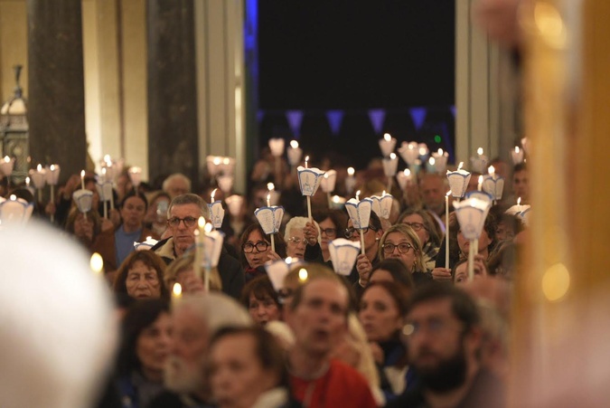 EN IMAGES - Ajaccio : une foule immense pour la procession aux flambeaux de la Madonuccia