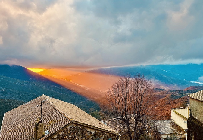 Le soleil inonde la vallée du Golo sous une chape de nuages et illumine la montagne de Lentu (Stéphane Estève)