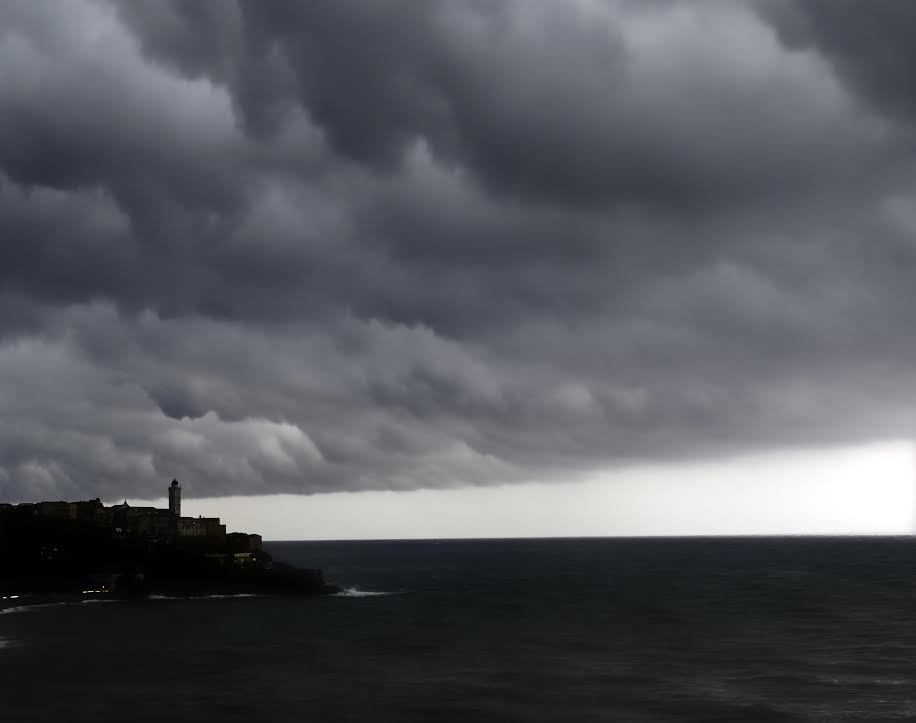 Bastia avant l'orage (Photo Carine Poletti-https://www.facebook.com/pages/Corsica-the-Island/310747848962492)