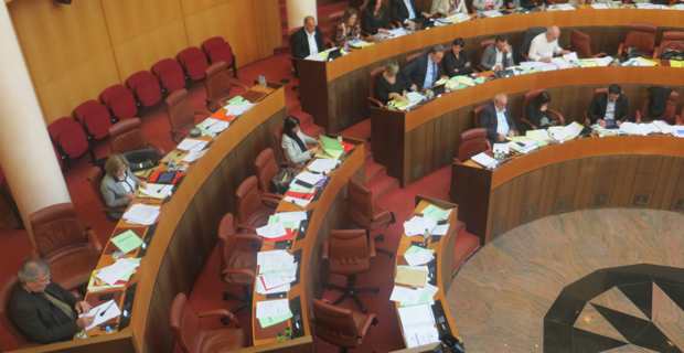 Les bancs désertés des élus de Prima a Corsica, groupe de Paul Giacobbi.