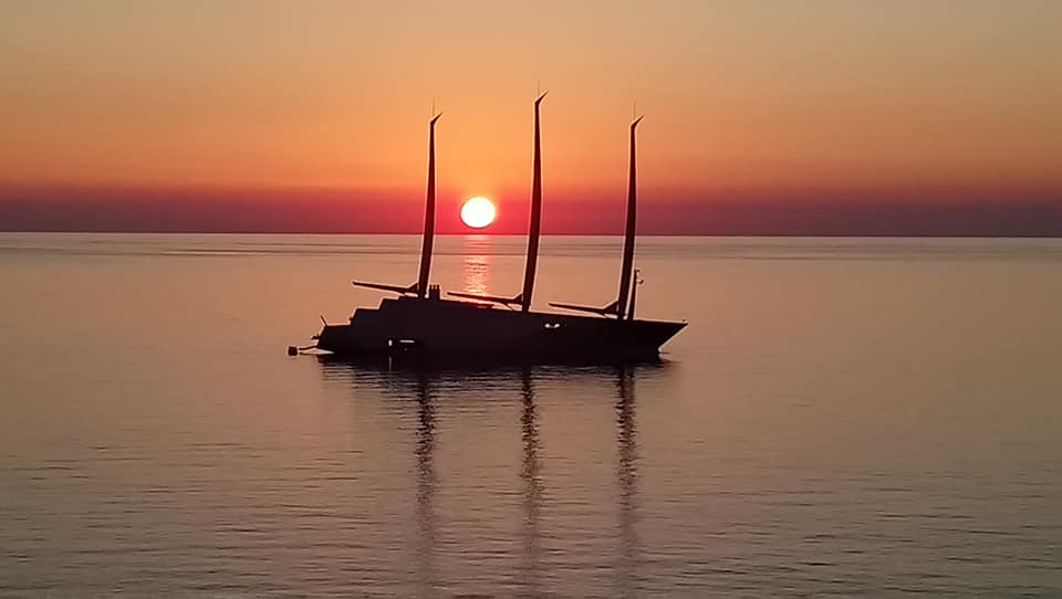 La photo du jour : Le "Sailing Yacht" sur une mer d'huile