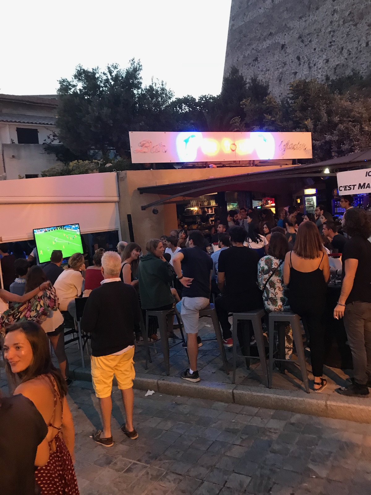 Foule sur le port de Calvi pour assister à la victoire des "Bleus"