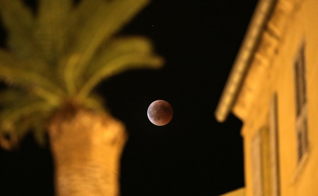 La photo du jour : L'éclipse de Lune dans le ciel d'Ajaccio