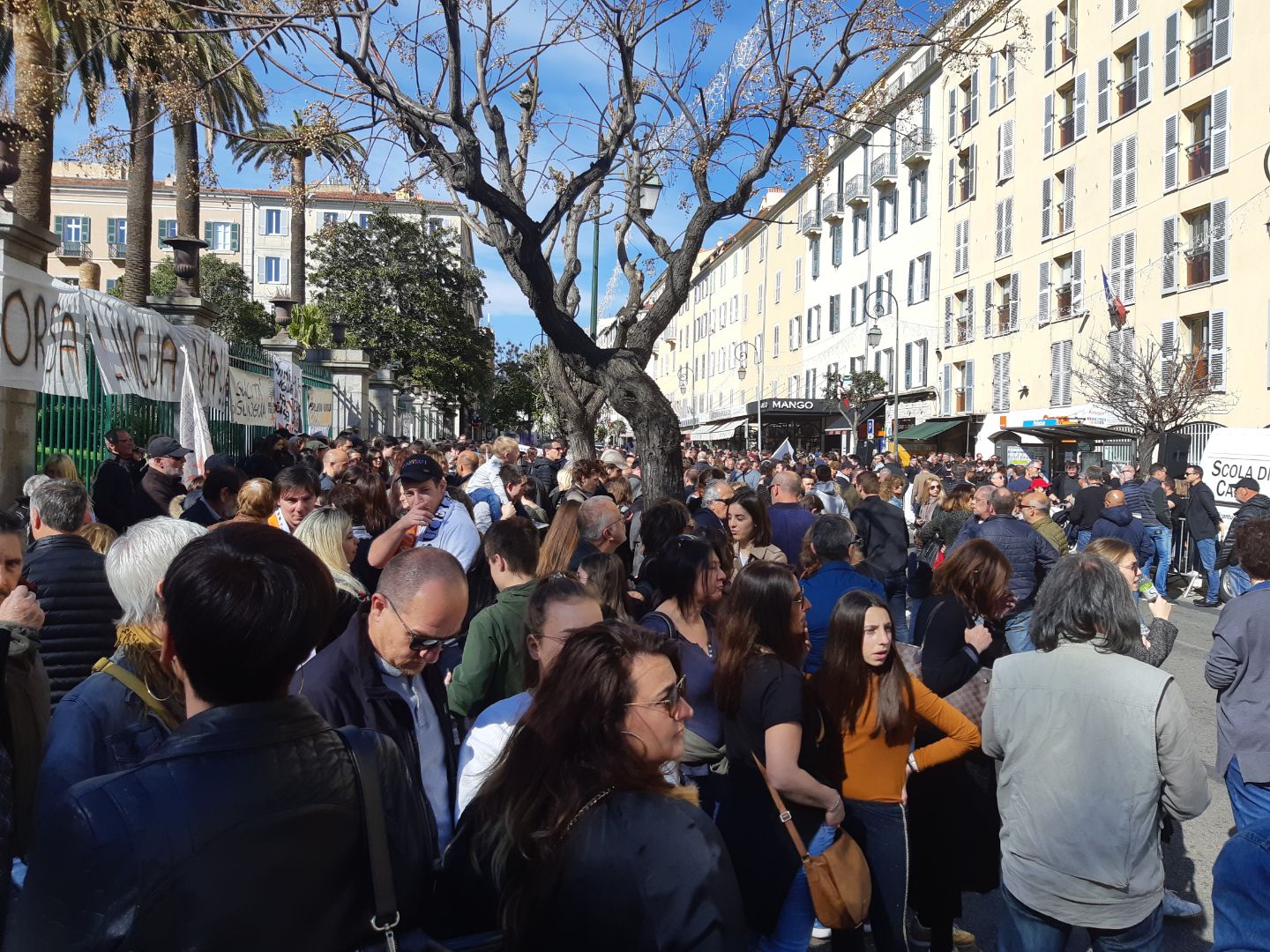 A Ajaccio plus de 2 000 personnes s’apprêtent à défiler en faveur de la langue corse