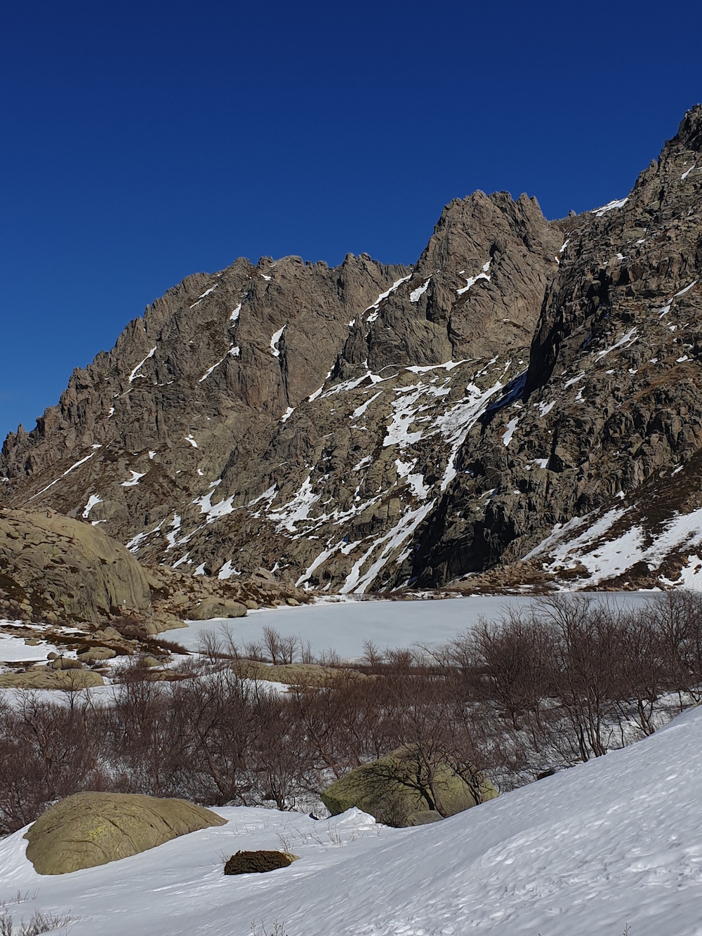 La photo du jour : Superbe lac de Melu gelé