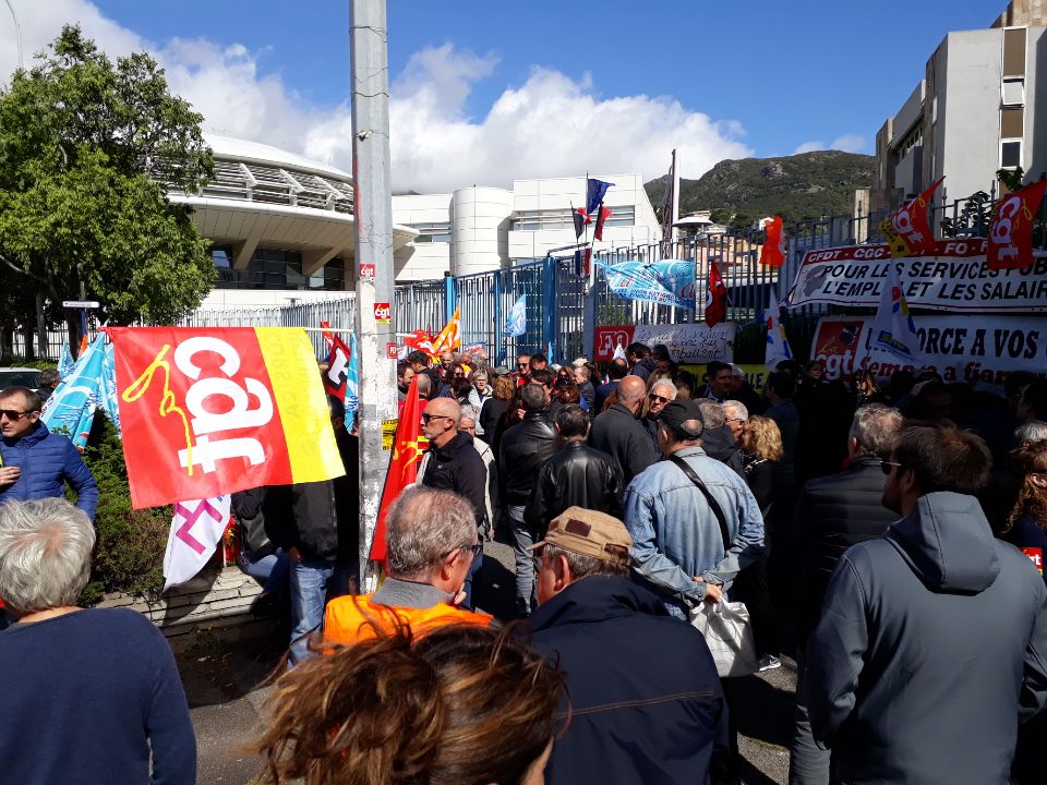 Fonction publique en grève : plusieurs centaines de fonctionnaires dans la rue à Bastia