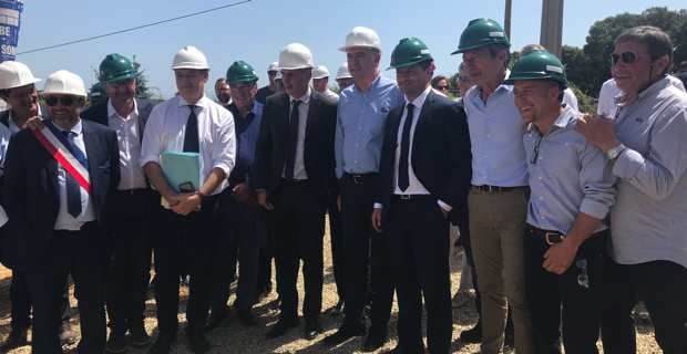 Le président de la Chambre d'agriculture de Haute-Corse, Joseph Colombani, avec le Le ministre de l’agriculture et de l’alimentation, Didier Guillaume, et les élus locaux sur le chantier du futur siège des Chambres d’agriculture à Vescovato.