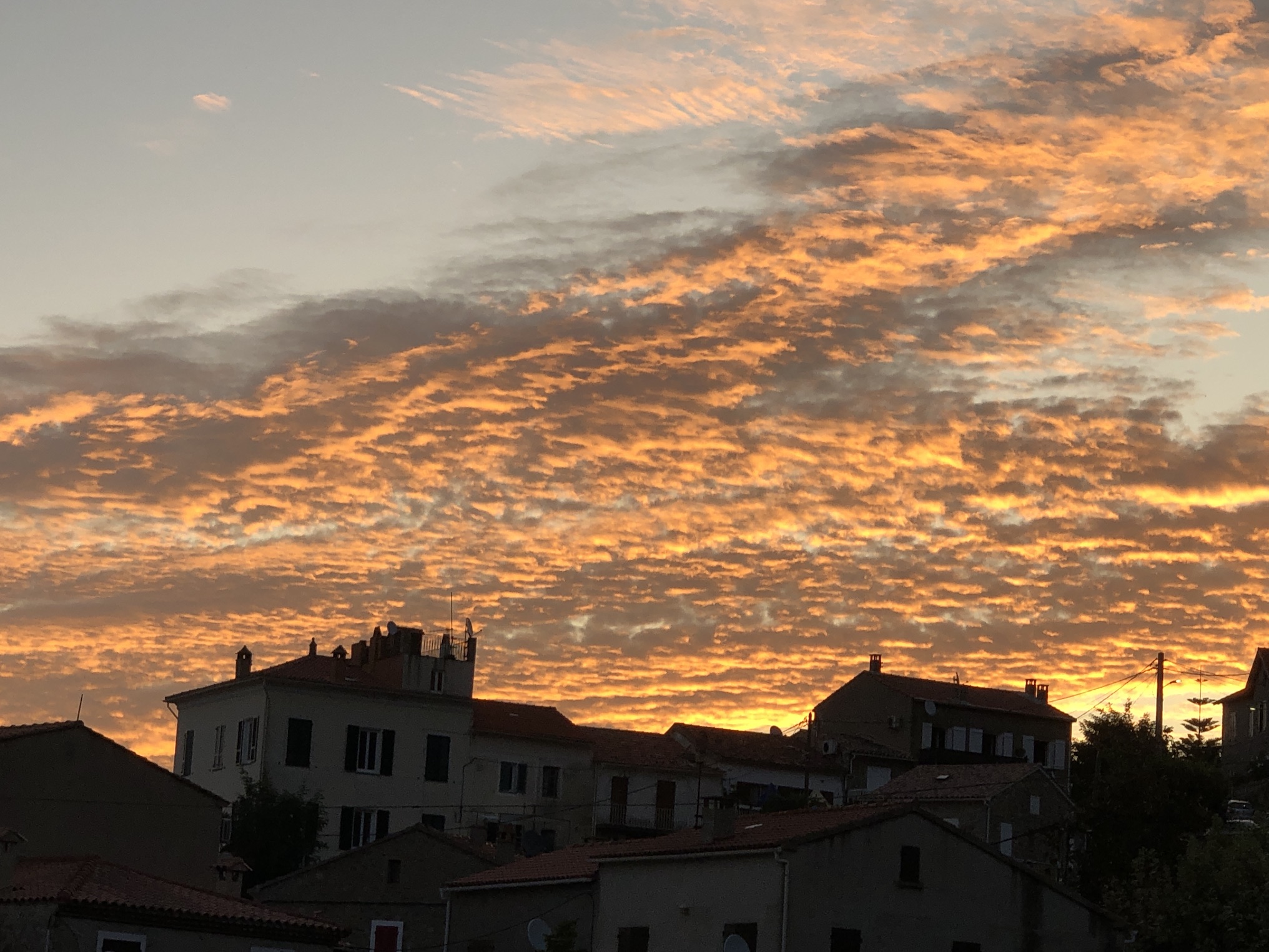 Le soleil se lève sur le village de Calcatoggio(Photo J.-C. David)