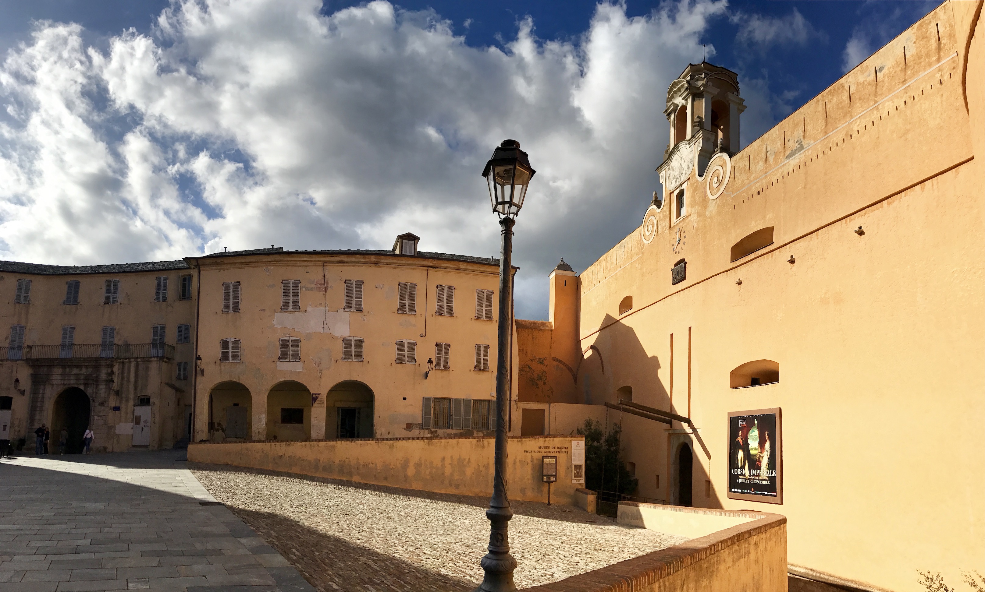 La photo du jour : la façade, ensoleillée, du Palais des Gouverneurs de Bastia