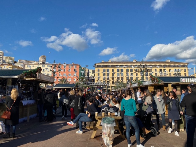 EN IMAGES - De l'ambiance et du monde sur le marché de Noël d'Ajaccio