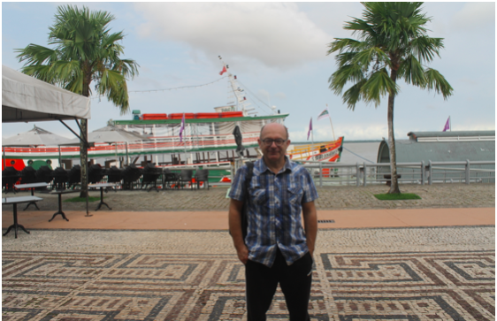 L’anthropologue Pierre Bertoncini devant le bateau Tribo dos Kayapos, à Belém, Brésil (cl. de P.B.).