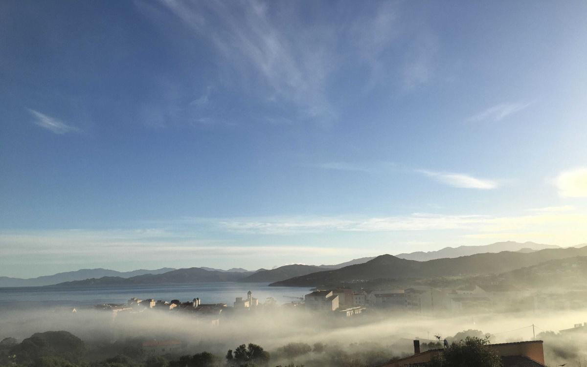 L'Ile-Rousse dans la brume (Joséphine Lemaire)