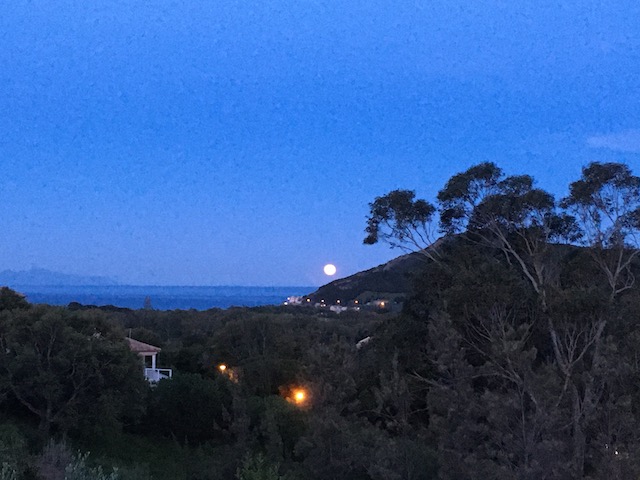 Lune devant le Castellare ! Photo  F. Brulet Multedo