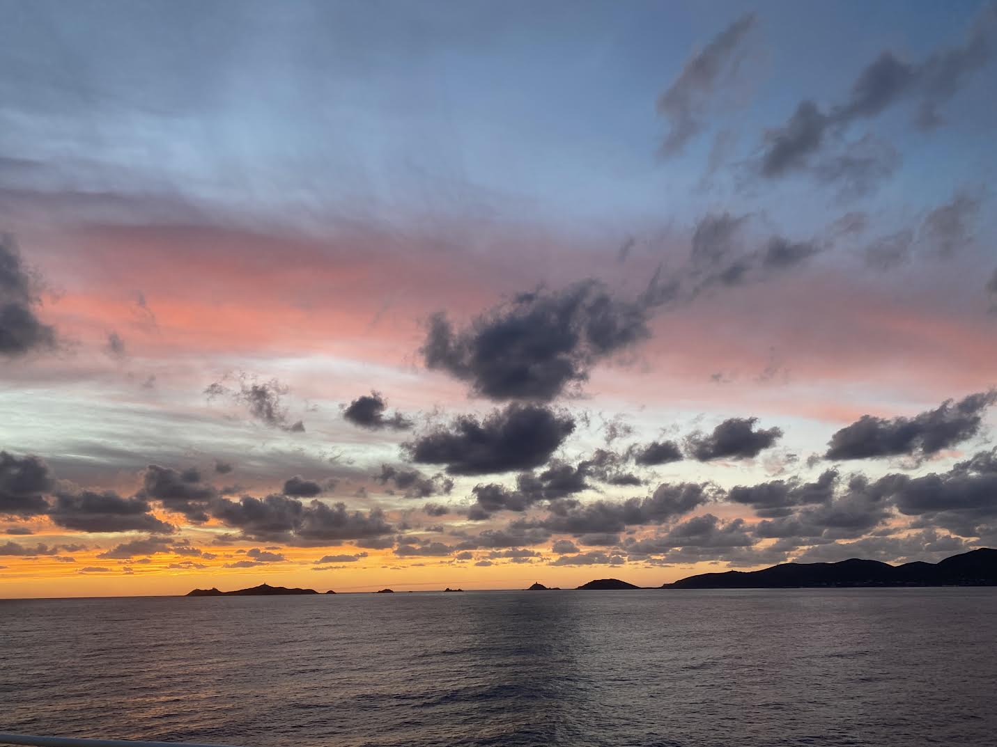 Vue sur les îles sanguinaires depuis le "Nepita" (Frédérique de Tiuccia)