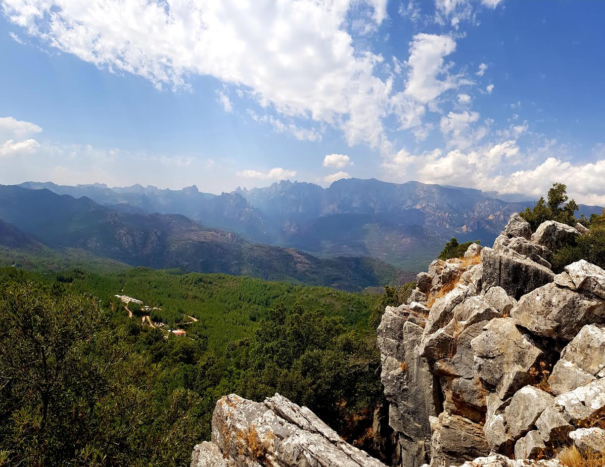 Vue du Monte Santu au-dessus de Sari-Solenzara sur le massif de Bavella. (Leïla Olivesi)