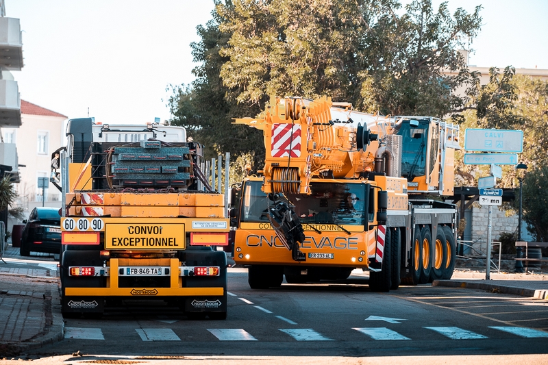 Un convoi exceptionnel dans le centre-ville de Calvi