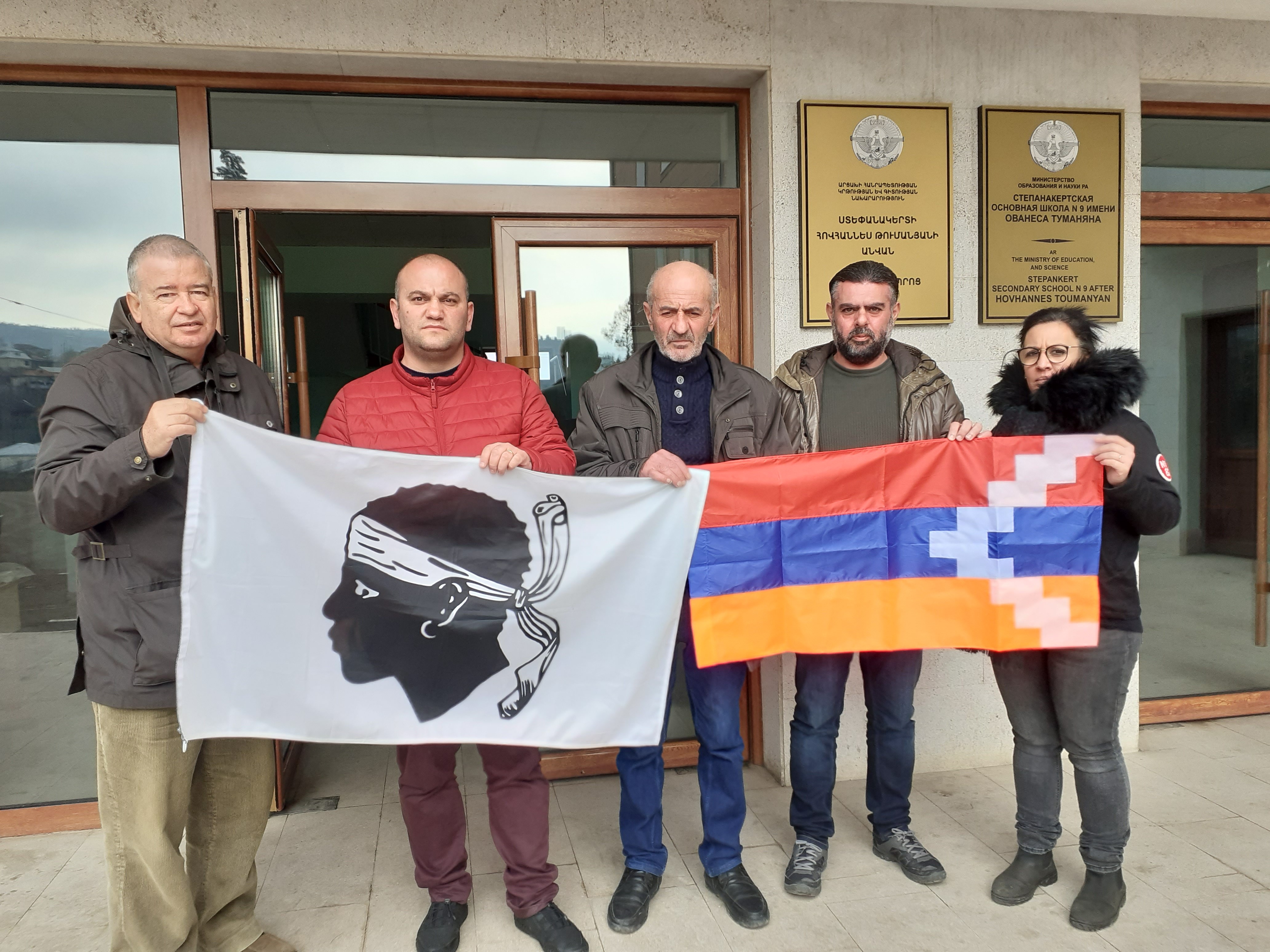 Les membres du comité de jumelage devant le lycée Hovhannes Toumanyan à Stepanakert, bombardé  pendant la guerre de novembre.