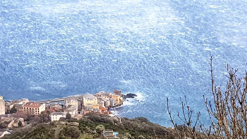 Mer démontée dans le Cap Corse (Photo Marité Valery)