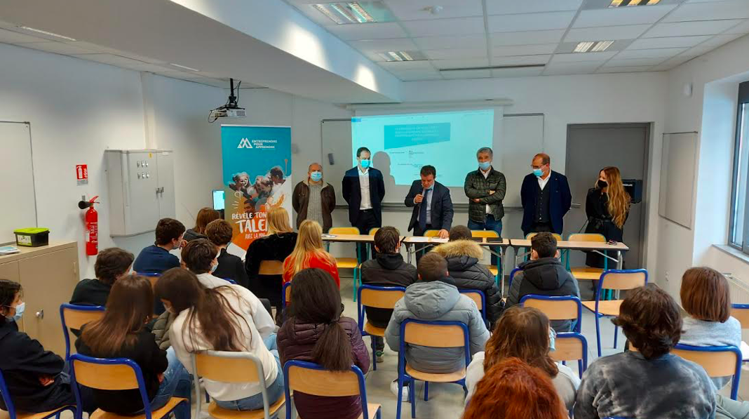 Pascal Luigi, Directeur Adjoint du Crédit Agricole, Serge Santunione, Président d'Entreprendre Pour Apprendre Corsica, Joachim Da Fonseca, inspecteur de l’Education nationale, coordonnateur des formations par apprentissage et Laurent Bourgaut Principal du collège de Vico face aux élèves