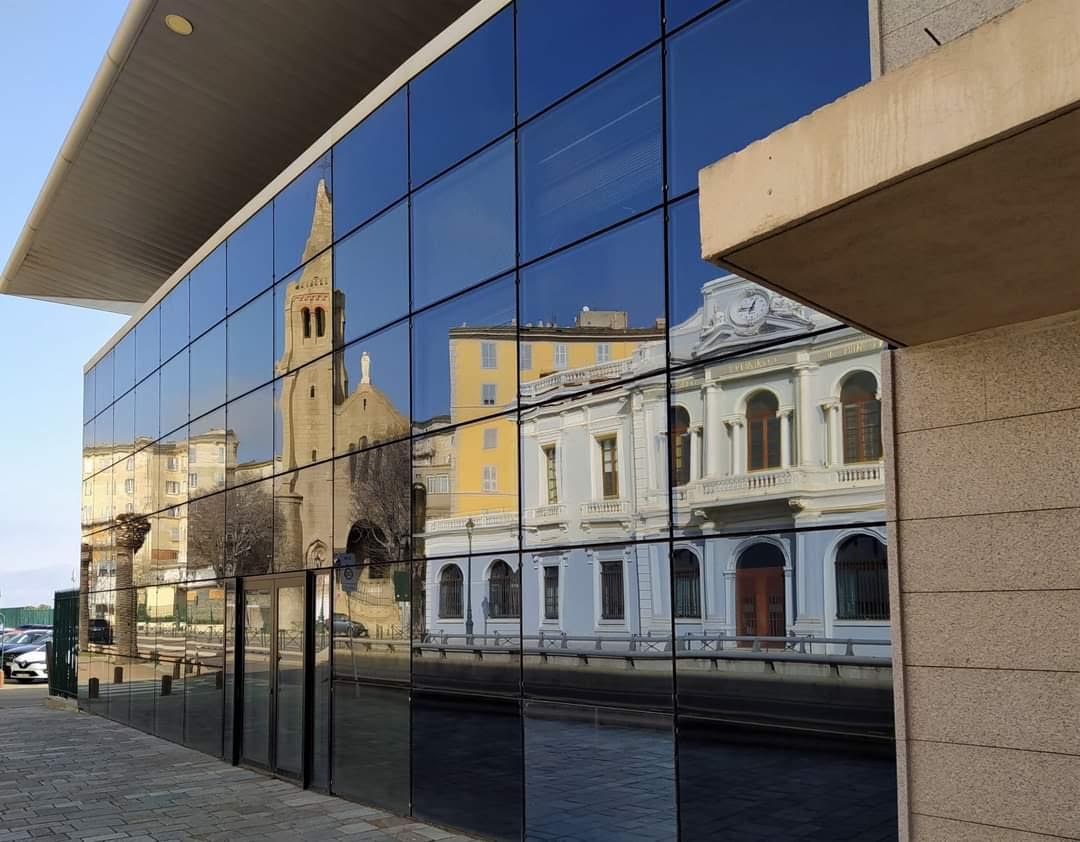 La photo du jour : reflet sur la façade vitrée dans la gare maritime de Bastia