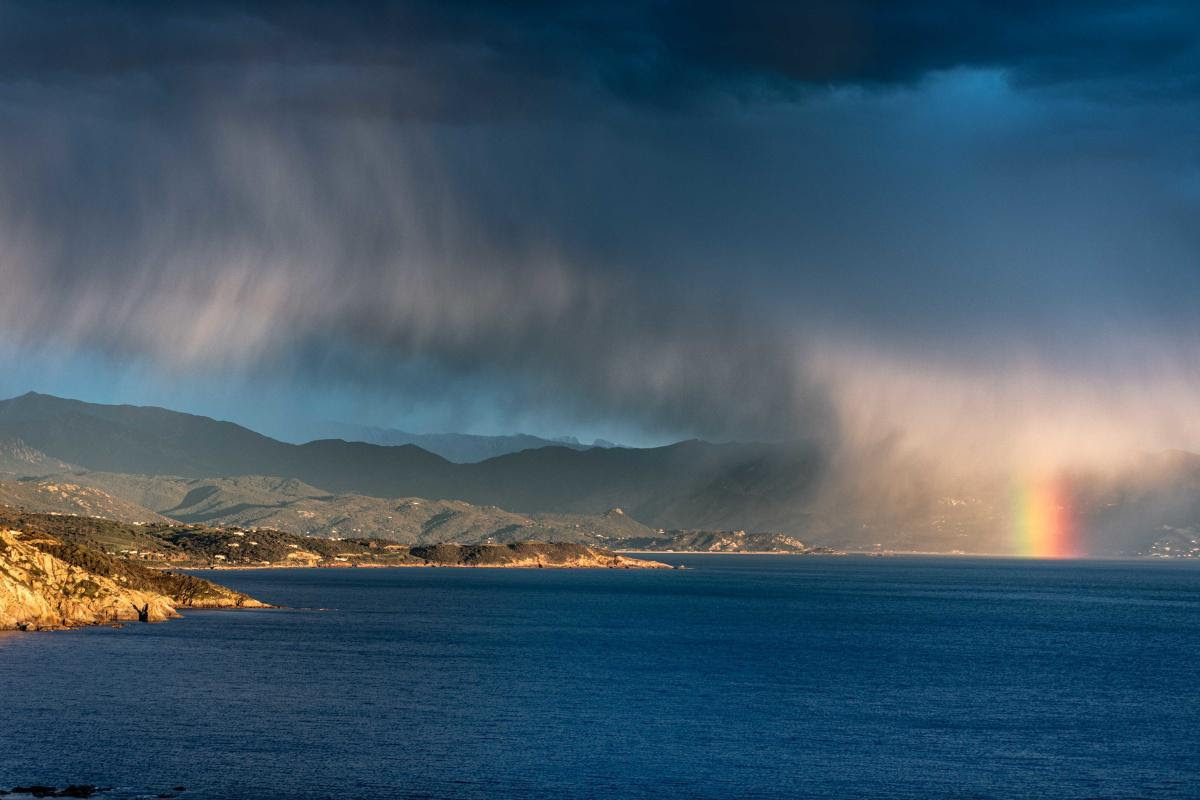 Dernière bataille entre l'hiver et le printemps dans le Golfe de Sagone  (photo prise de Cargèse) - Photo Jena Claude Camus