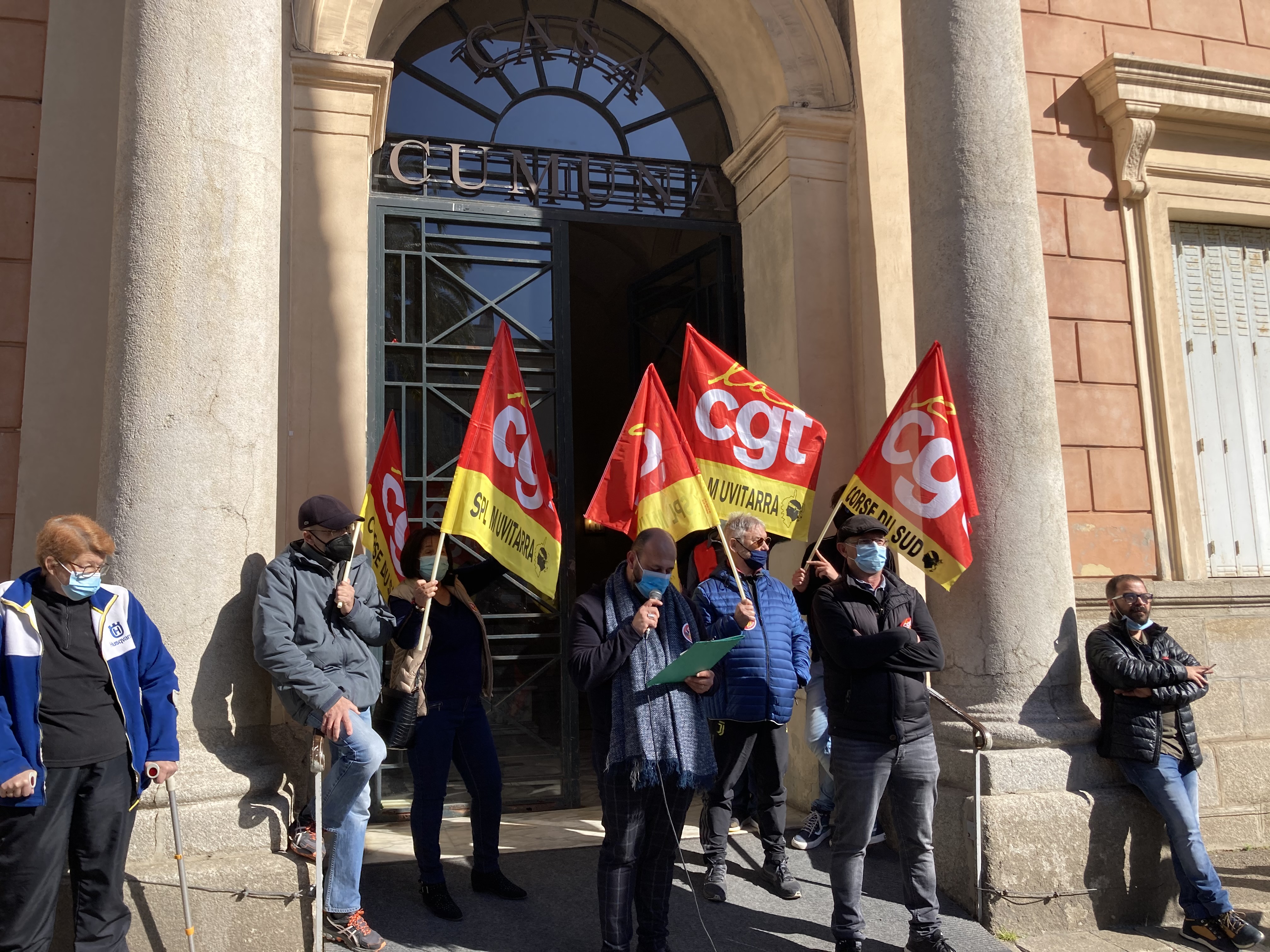 La CGT devant la mairie d'Ajaccio, ce lundi 29 mars. Photo : Julia Sereni