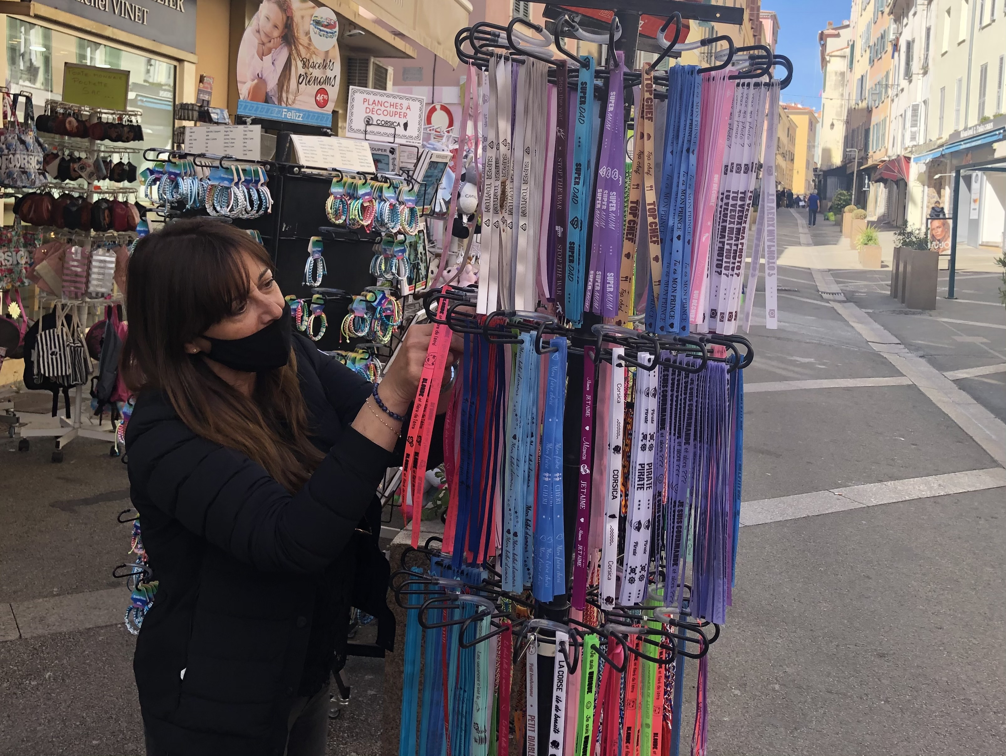 Marie-Laure de la boutique du souvenir, rue Fesch, ne cache pas son inquiétude. Photo : Michel Luccioni