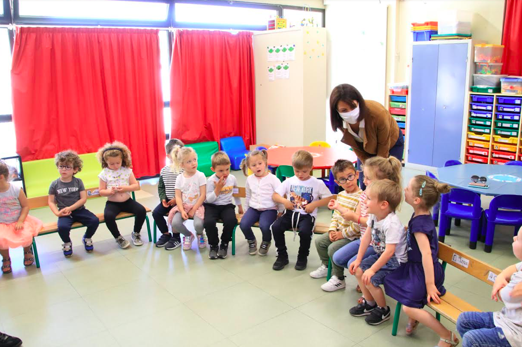 La rectrice à l'école de Mezzana et initiation à la pelote basque des élèves